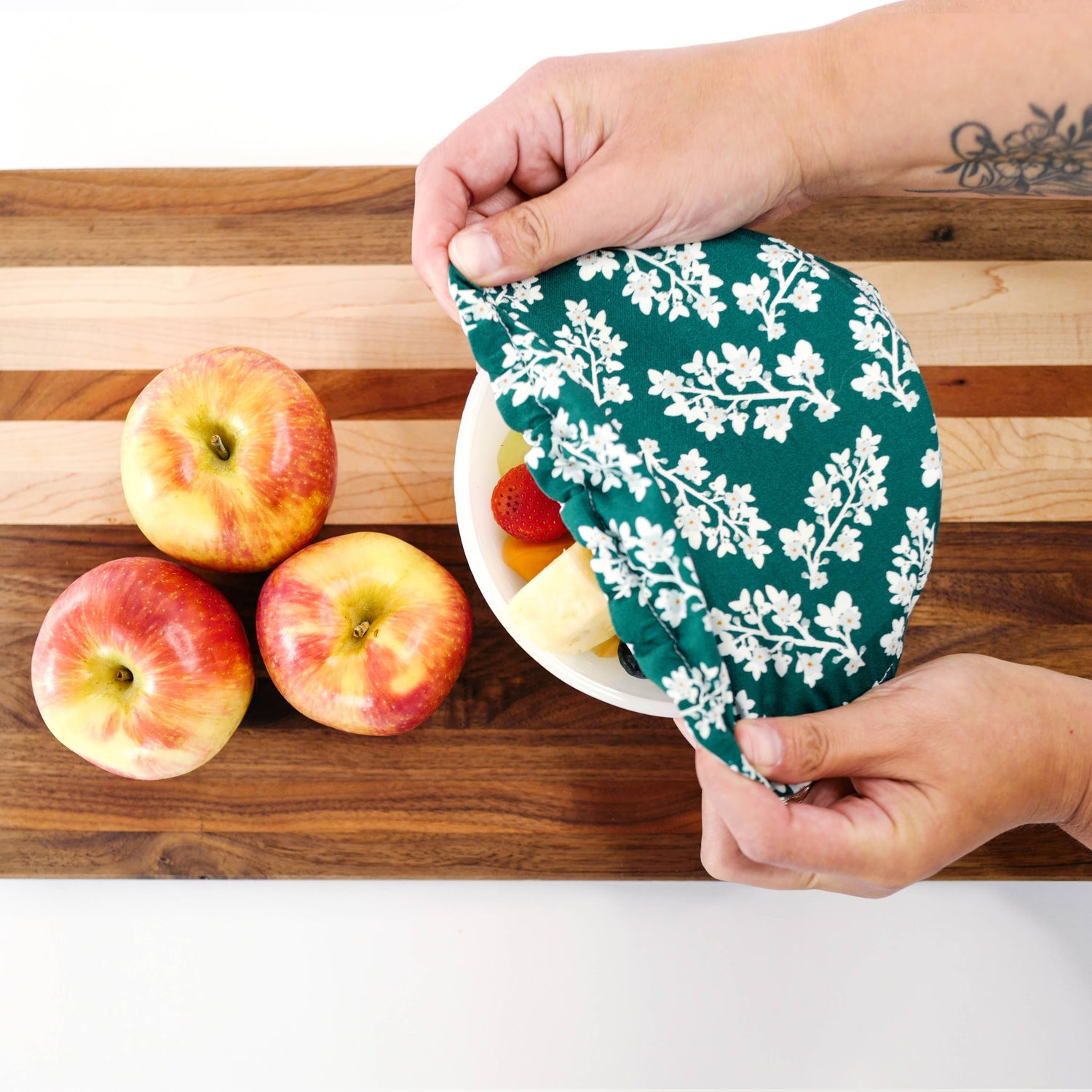 Colibri plastic-free floral pattern bowl cover in size small