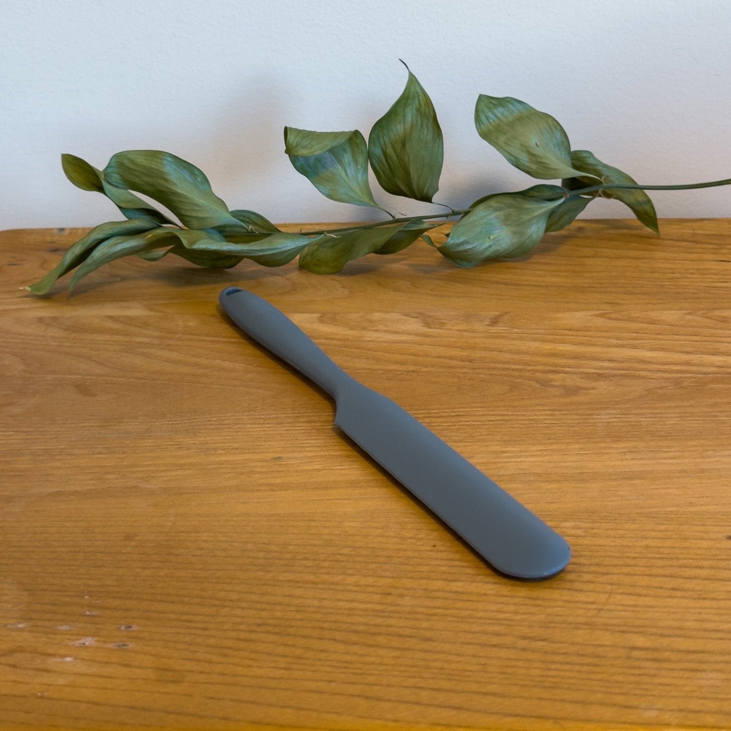 A sustainable silicone jar scraper