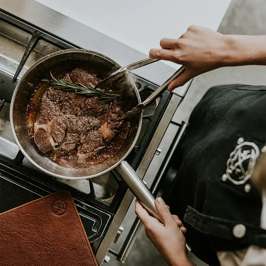 COMBEKK 24cm stainless steel fry pan shown in use