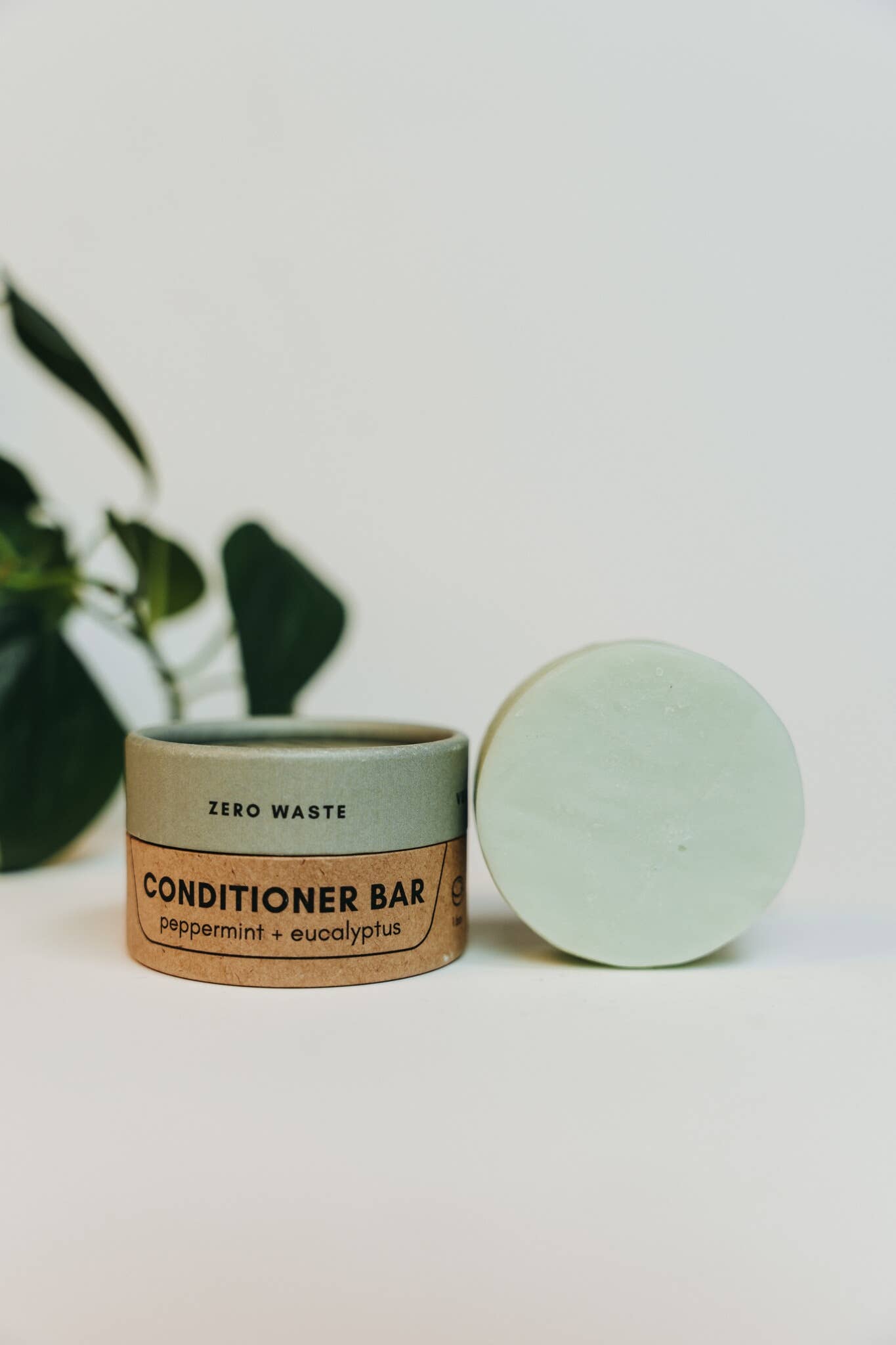 A sustainable solid conditioner bar in peppermint and eucalyptus scent